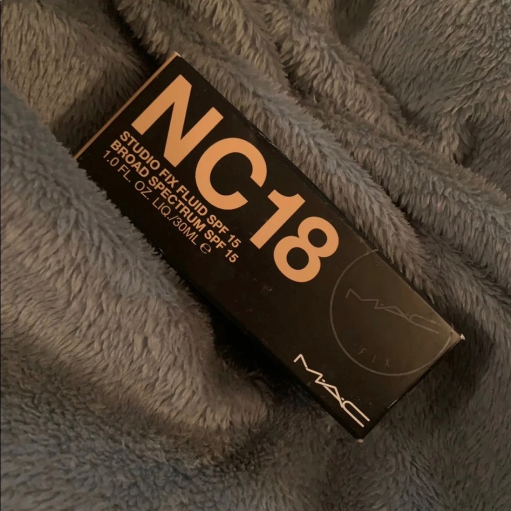 NIB Mac Studio Fix Foundation NC18
